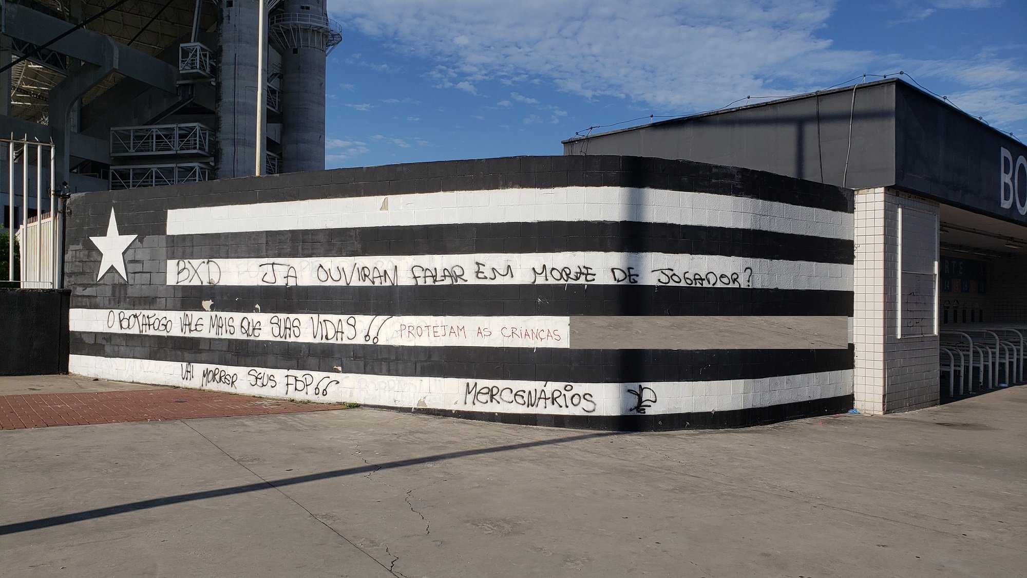 Torcida do Botafogo protesta com pichações no Estádio Nilton Santos