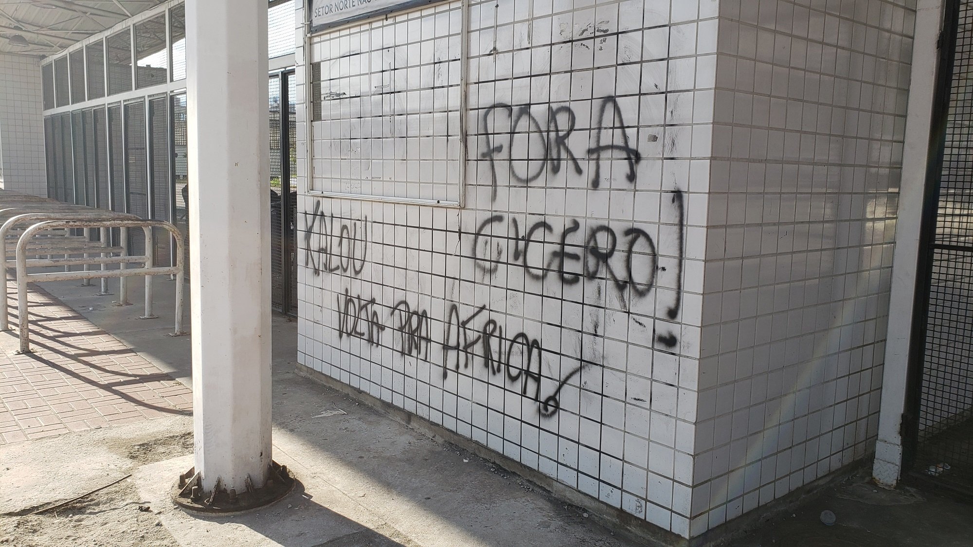 Torcida do Botafogo protesta com pichações no Estádio Nilton Santos