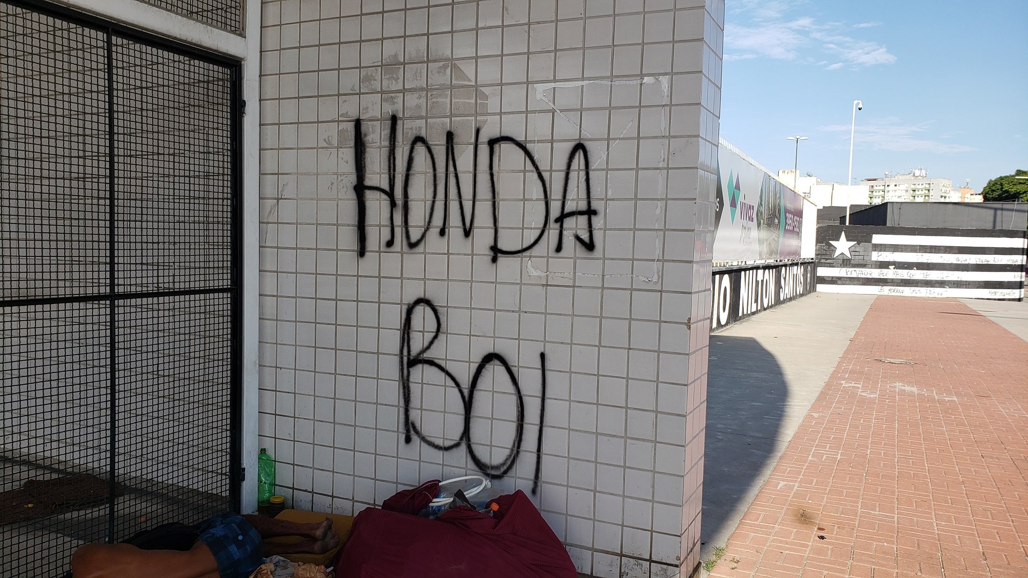 Torcida do Botafogo protesta com pichações no Estádio Nilton Santos