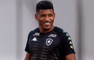 Botafogo busca mais um volante e um meia e coloca cinco jogadores na lista de negociáveis