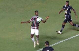Não tem VAR? Arbitragem erra e não dá mão em gol do Fluminense sobre Botafogo