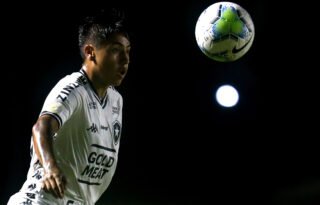 Lecaros tenta superar estigma de ‘jogador de segundo tempo’ no Botafogo