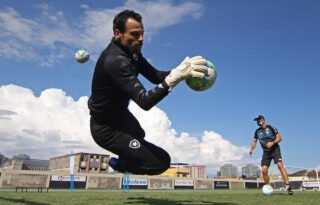 Botafogo: Diego Cavalieri é liberado pelo departamento médico e volta a treinar terça