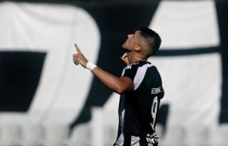 Botafogo entrará em campo contra o Atlético-GO com dois titulares pendurados