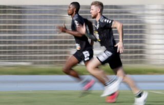 Diante de indefinição nas negociações com o Cruz Azul, Kanu treina no Botafogo