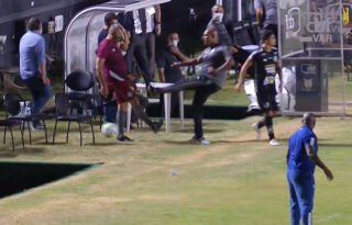 Auxiliar de Barroca se revolta e chuta bola sobre gandula em Fluminense x Botafogo