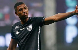 COM PROPOSTA DO CRUZ AZUL, KANU NÃO ATUA MAIS PELO BOTAFOGO