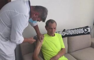 Manga, ídolo do Botafogo, é vacinado contra a Covid-19 no Rio