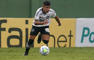 Cesinha pode ser a única mudança no Botafogo para enfrentar o Ceará; Kanu não viaja