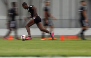 São Paulo interrompe negociação com Botafogo por Kanu: ‘Exigências que não concordamos’