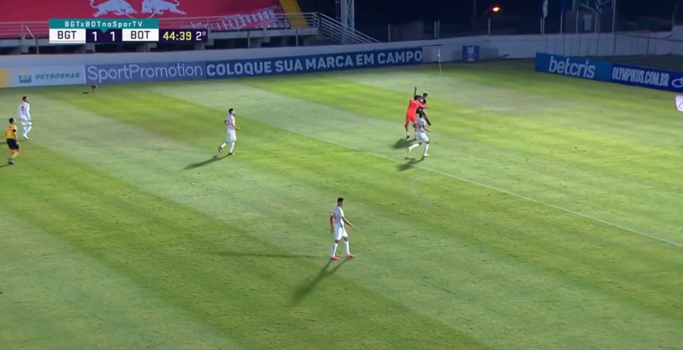 Possível pênalti de Cleiton em Bruno Nazário em Red Bull Bragantino 1 x 1 Botafogo