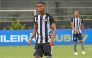 Botafogo negocia primeiro contrato profissional com Guilherme Smith, cobiçado pela Europa