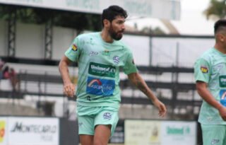 Loco Abreu diz ter certeza de que voltará ao Botafogo: ‘Tomamos porrada toda hora e a paixão é cada vez maior’