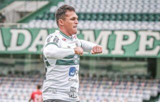 Alvo do Botafogo, atacante Robson, ex-Coritiba, acerta com o Fortaleza