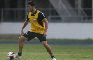 Marcinho celebra acerto com Botafogo: ‘Camisa tão gloriosa do nosso futebol’