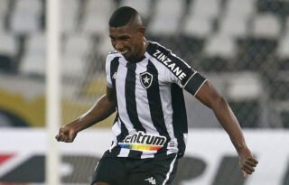 Após negociação fracassada, Cruz Azul volta a cogitar investida em Kanu, do Botafogo