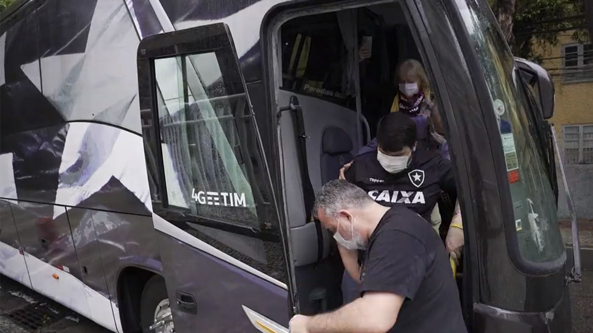 Felipe Bittencourt saiu do hospital no ônibus do Botafogo