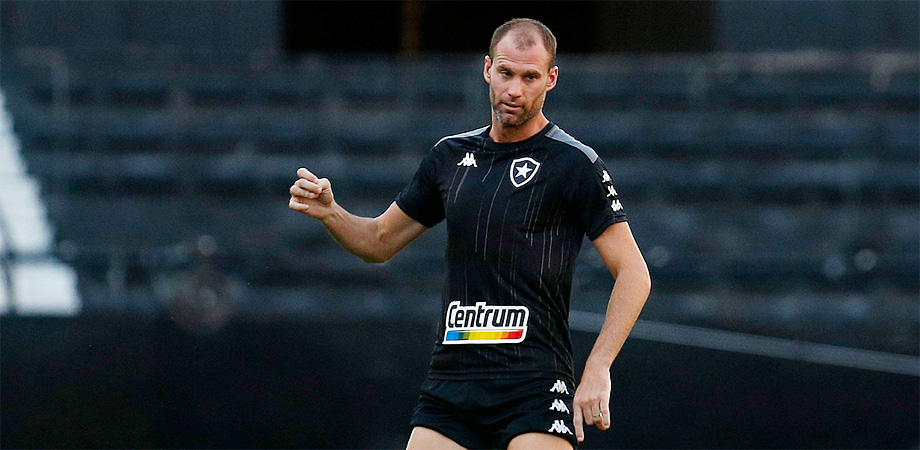 Joel Carli no treino do Botafogo em abril de 2021