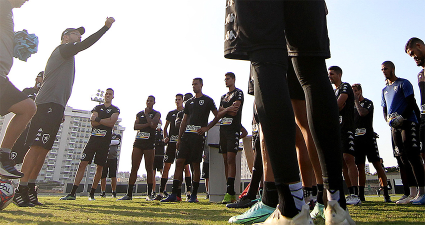 Enderson Moreira e elenco no treino do Botafogo em julho de 2021 no Estádio Nilton Santos