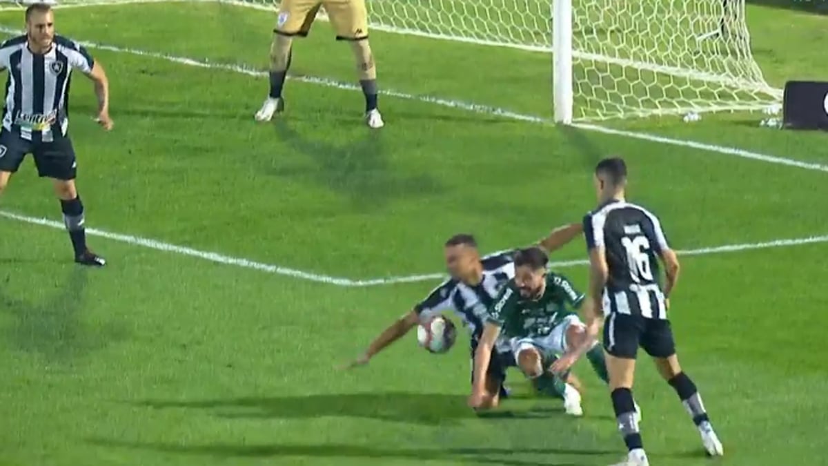 Mão de Gilvan em Guarani x Botafogo | Série B do Campeonato Brasileiro 2021