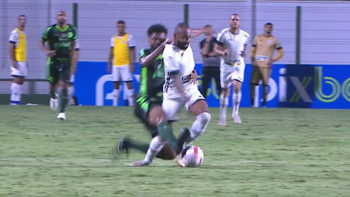 Caio Vinícius, do Goiás, dá carrinho por trás e machuca Chay, do Botafogo