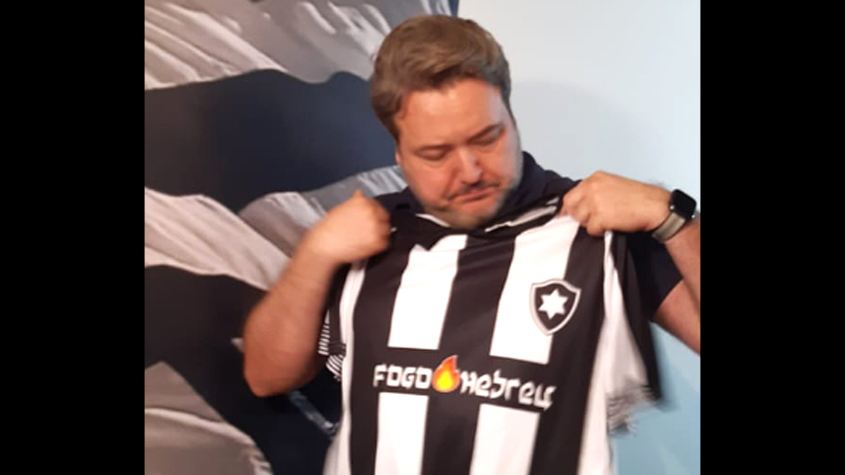 Jorge Braga no camarote Fogo Hebreu no Estádio Nilton Santos
