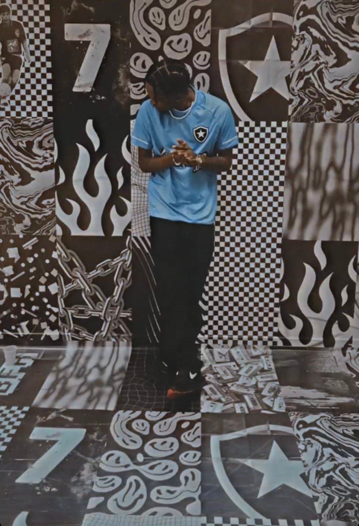 Rapper Evan Maurílio com camisa nova azul do Botafogo