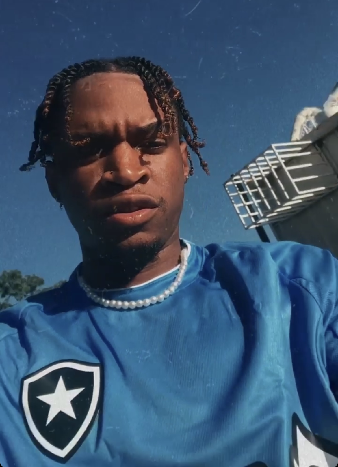 Rapper Evan Maurílio com camisa nova azul do Botafogo