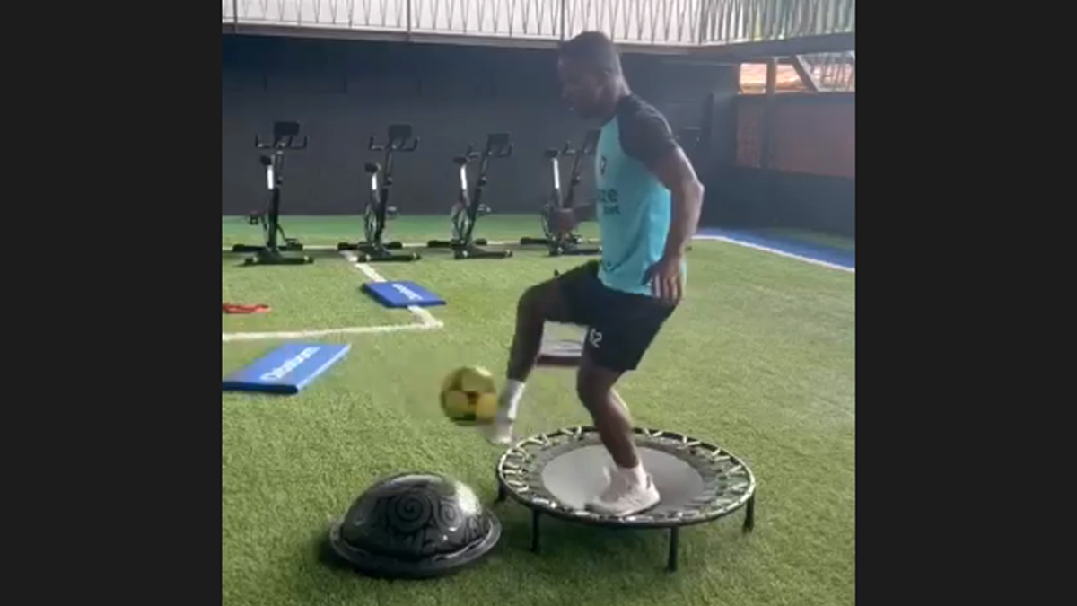Kayque faz atividade com bola no Botafogo em outubro de 2022