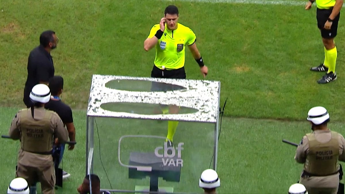 Árbitro Rafael Rodrigo Klein no VAR em Bahia x Botafogo | Copa do Brasil 2024