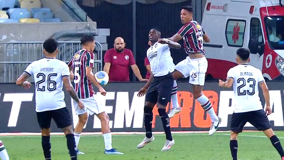 Bola no antebraço de Facundo Bernal em Fluminense x Botafogo | Campeonato Brasileiro 2024