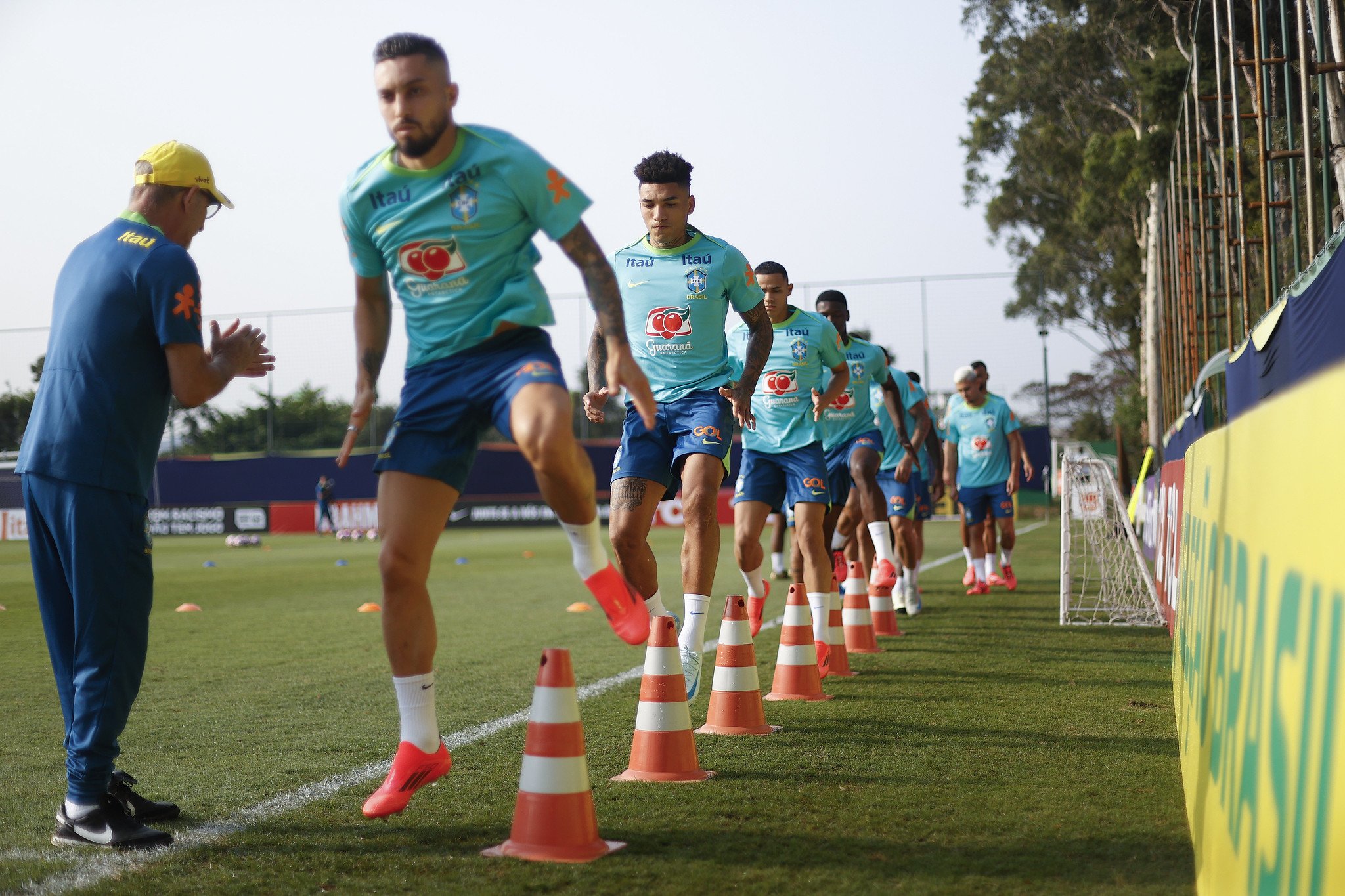 Alex Telles, Igor Jesus e Luiz Henrique, do Botafogo, na Seleção Brasileira