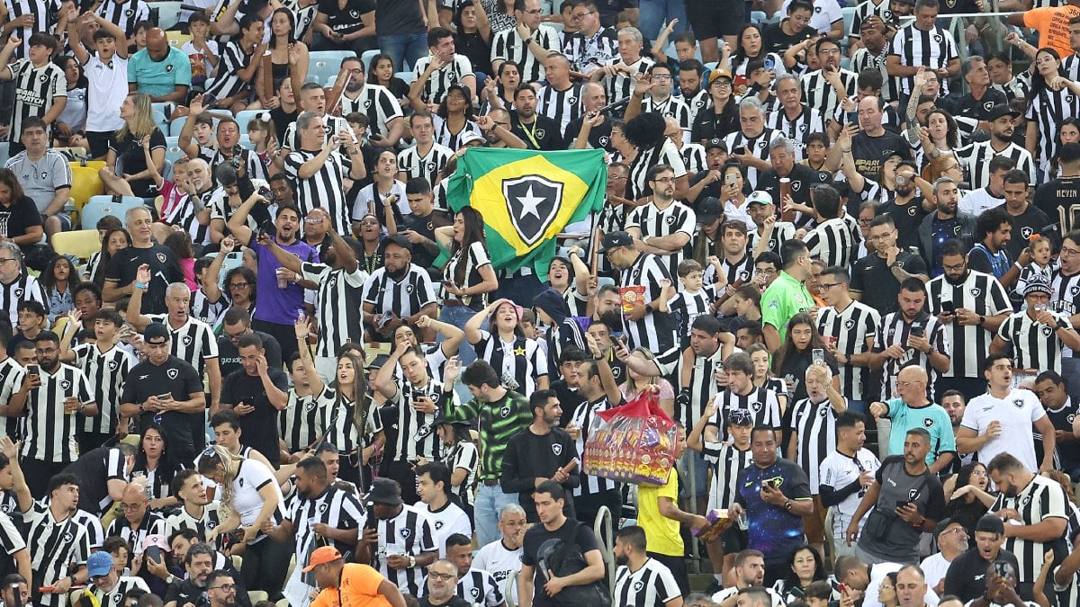 Torcida alvinegra no Maracanã em Botafogo x Criciúma | Campeonato Brasileiro 2024