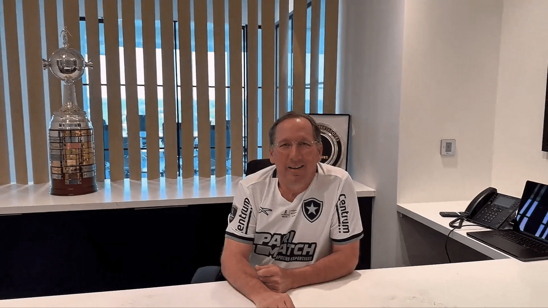 John Textor, acionista da SAF Botafogo, no escritório da Eagle Football, na Flórida, Estados Unidos