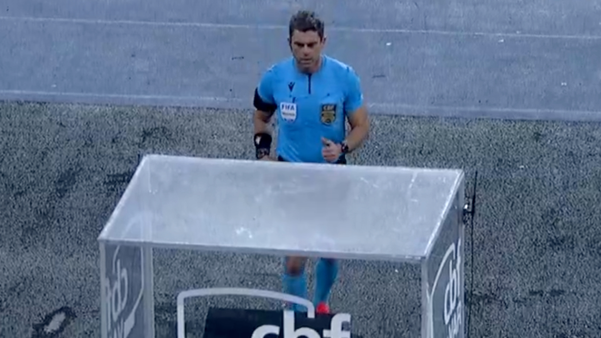 Árbitro Flavio Rodrigues de Souza no VAR em Botafogo x Atlético-MG | Campeonato Brasileiro 2025