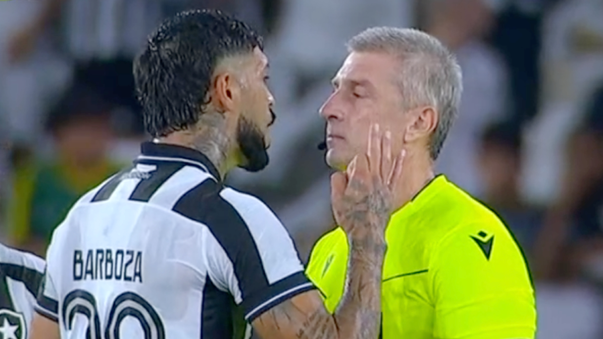 Alexander Barboza e árbitro Anderson Daronco e VAR em Botafogo x Flamengo | Campeonato Brasileiro 2026