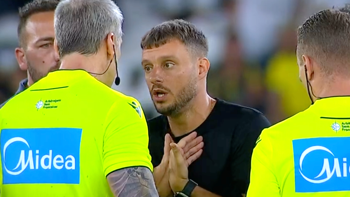 Martín Anselmi e árbitro Anderson Daronco e VAR em Botafogo x Flamengo | Campeonato Brasileiro 2026